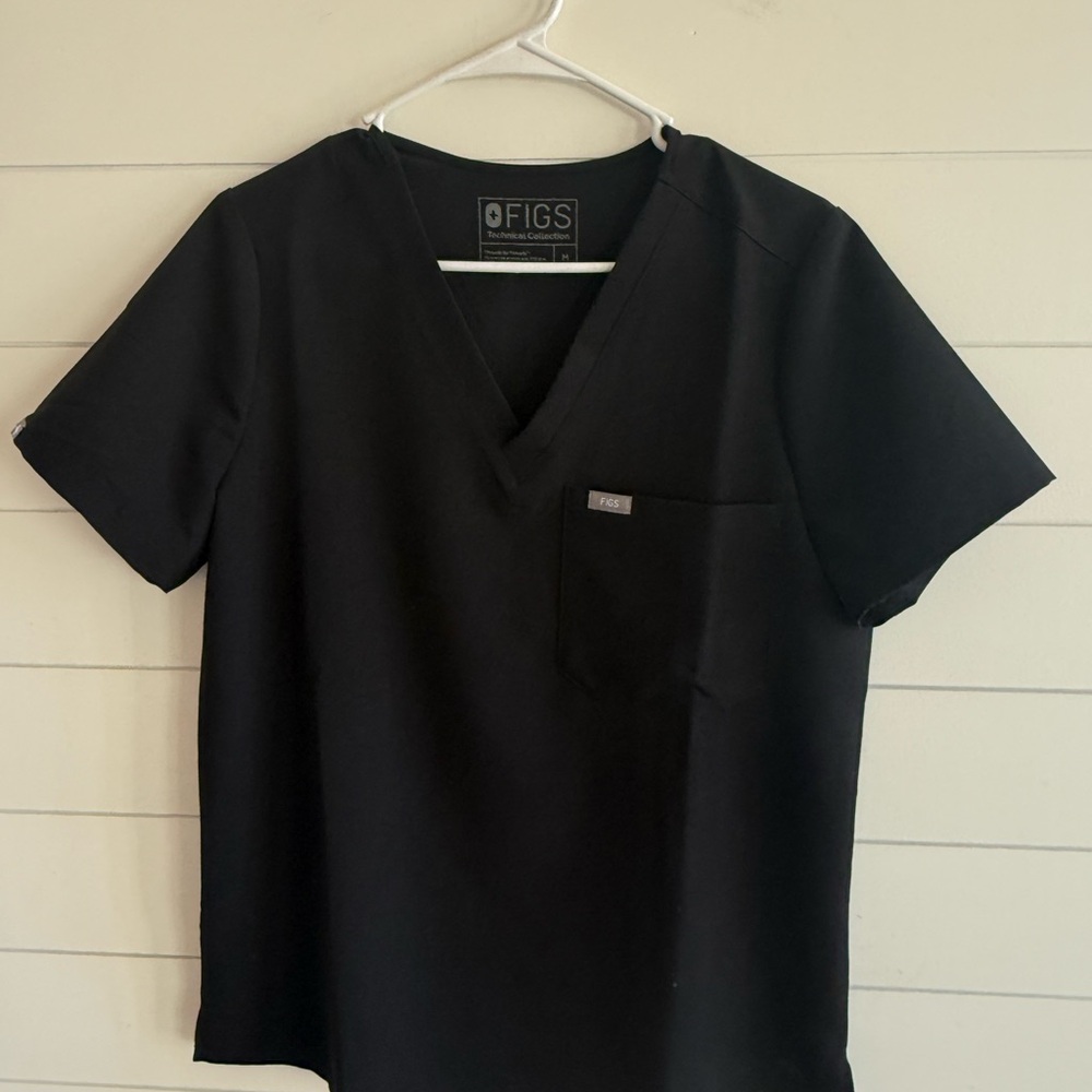 Figs Women’s Short Sleeve Black V-Neck Scrub Top-medium